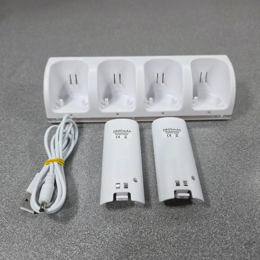 Blue Light Charge Station Wii 4-Port White Excellent 2x 2800mAh Batteries